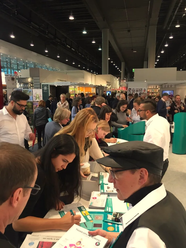 Besucherinnen und Besucher am Promotion-Stand der Süddeutschen Zeitung